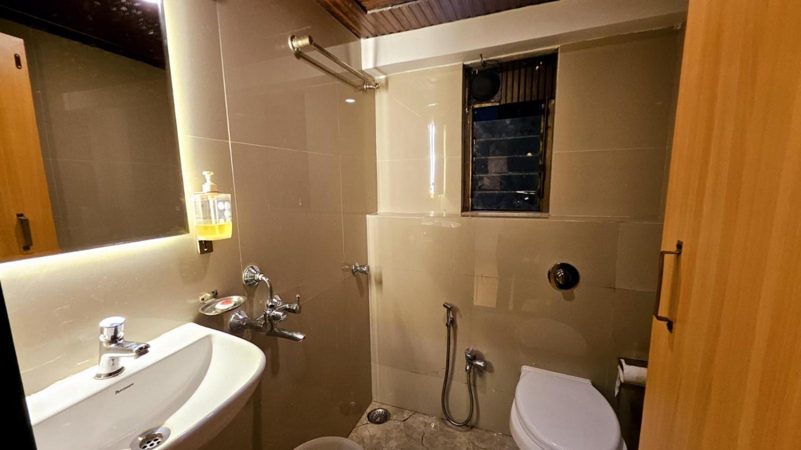 Hotel Vashi Inn Нави Мумбаи Экстерьер фото